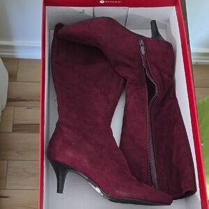 Women's Burgundy Heeled Boots. Gently Used
